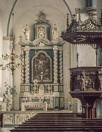 Die neugotische Kanzel, Übersicht mit Kirchenraum